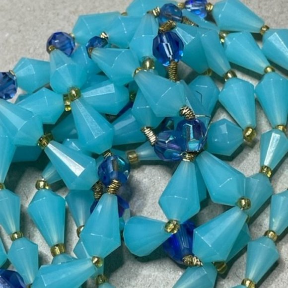 M West Germany Beautiful Varying Blues Lucite Semi Bi-cone Beads prior to 1949 - Picture 6 of 7